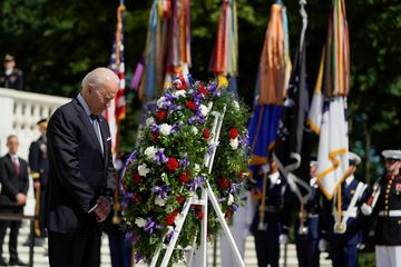 バイデン氏、民主主義の擁護訴え　米メモリアルデー