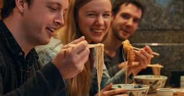 「日本食＝SUSHI」だけじゃない？外国人が日本まで食べに来る「意外な和食」