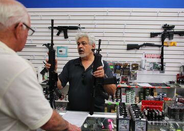 トランプ氏暗殺未遂の銃「AR15」 米国分断の象徴