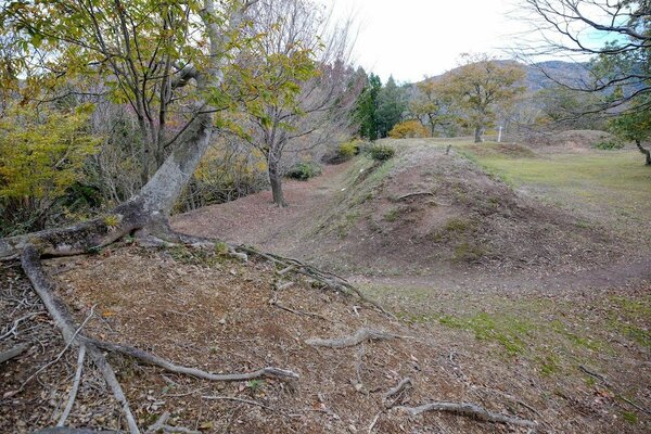 写真：玄蕃尾城本丸の土塁と横堀