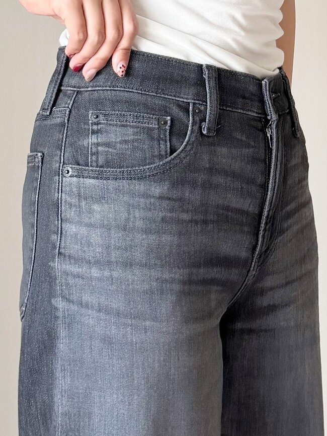 「普通のデニムがはけなくなりそう」ユニクロの“スウェットみたいなパンツ”が楽ちんすぎる！「脚が長く見えます」「全部このデニムにしたい」
