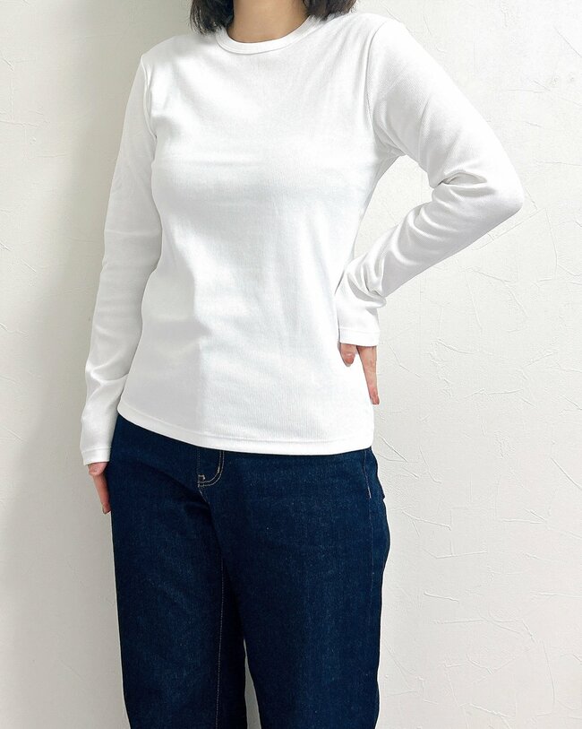 「全色揃えたいぐらい好き」レビュー4000件超え！ユニクロの“リピート買い続出トップス”が春コーデに手放せない！「着やすくて最高です」「スタイル良く見える」