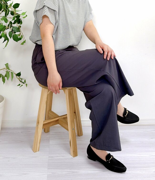 「ほんと、涼しい！」無印良品の“風を通すワイドパンツ”サラッとして気持ちいい！「着丈も丁度いい」「酷暑日に活躍すること間違いなし」
