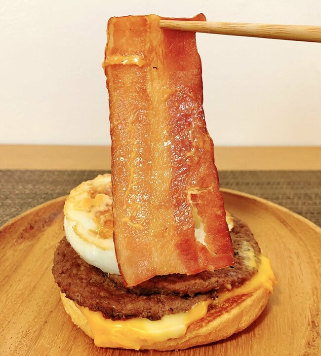 【マック】「ばかウマでした」17時から頼める“やけくそバーガー”肉もチーズも入れすぎだよ!「マジでお昼も食べたい」「満腹になりました」《実食レビュー》