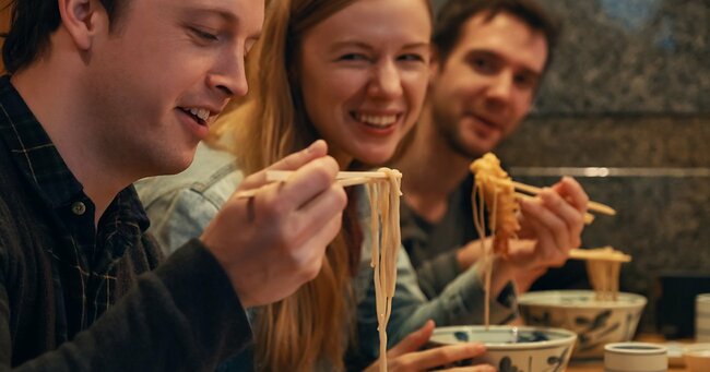 そばを食べる外国人客