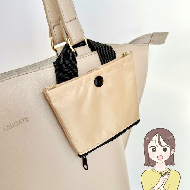 「ずっと探してた」セリアの“ドリンクホルダーになるポーチ”が画期的すぎる!「やっと買えた」「片手が塞がらなくて助かる」