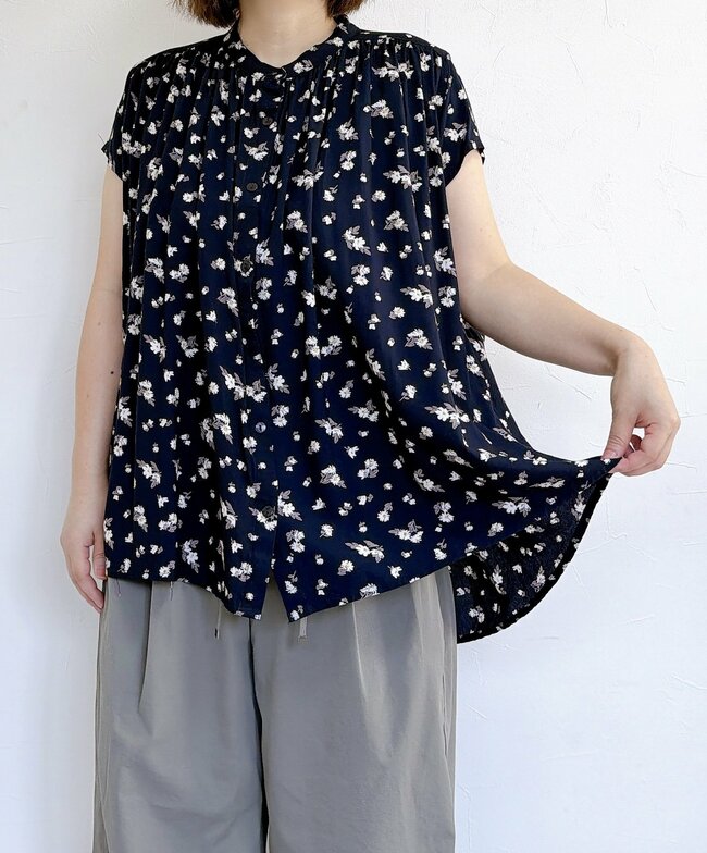 【しまむら】ふんわりシルエットが可愛い！1419円の「お尻まで隠せるブラウス」が細見えしてオシャレ！《購入レビュー》