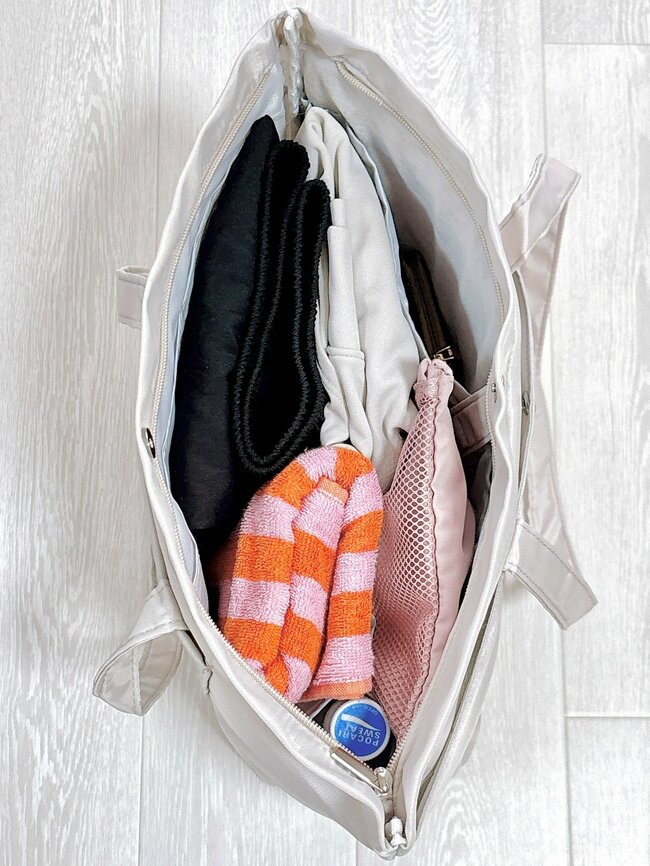 「2個目の購入」「買って大正解でした」3COINSの“大容量トートバッグ”ポケットいっぱいで大助かりです！「全て入るので助かってます」