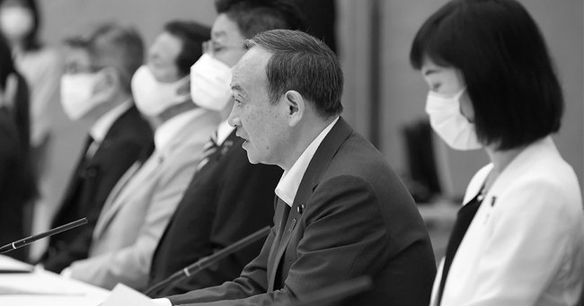 7月16日、東京オリンピック競技大会・東京パラリンピック競技大会推進本部で発言する首相の菅義偉（右から2人目）。翌17日、菅は日程も未定の中、自民党総裁選への出馬を誰よりも早く表明した