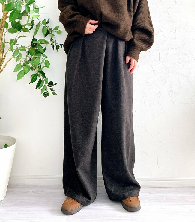 「着まわせてこの値段はやばい」GUの“990円トップス”コスパ抜群でリピ買いしたくなる!「2色買いしました!」「重ね着にピッタリ」