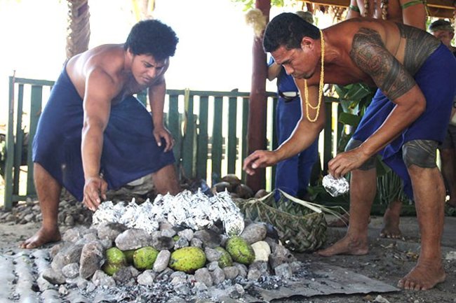 南太平洋の島々では、食材をバナナの葉に包んで蒸し焼きにする調理法が定着