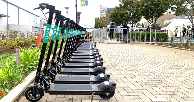 東京モーターショー2019の試乗会に並ぶ二輪型の電動キックボード「LUUP」 提供:LUUP