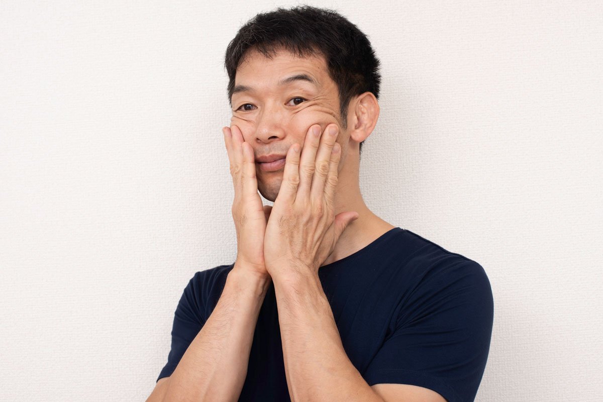 顔、髪、後頭部、耳の後ろなど頭全体を両手でさする