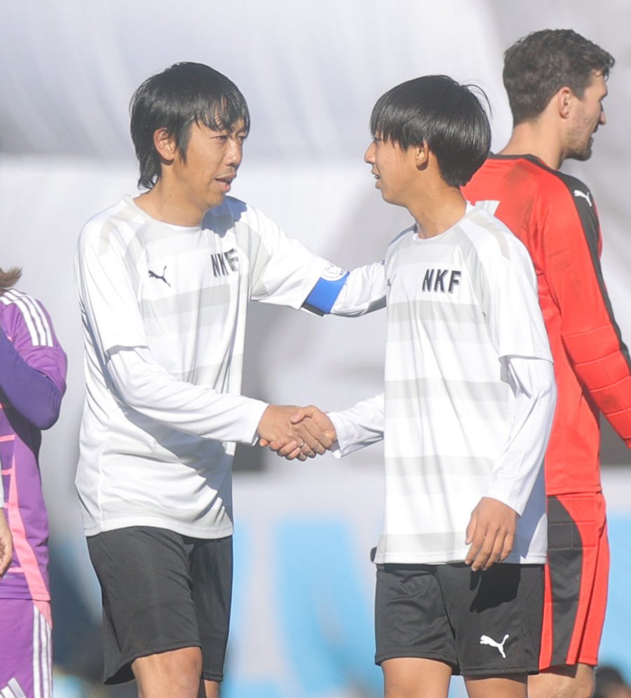 サッカー中村憲剛引退試合、なでしこフレンズ対ケンゴフレンズで息子・龍剛(右)を労う中村憲剛=とどろきスタジアム