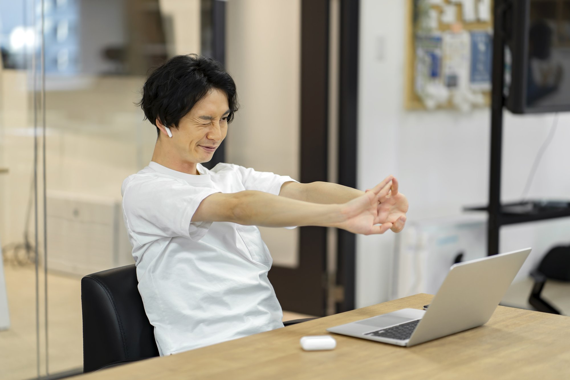 座り仕事で健康に悪影響→「5歳の若返り効果」を得られる習慣は?