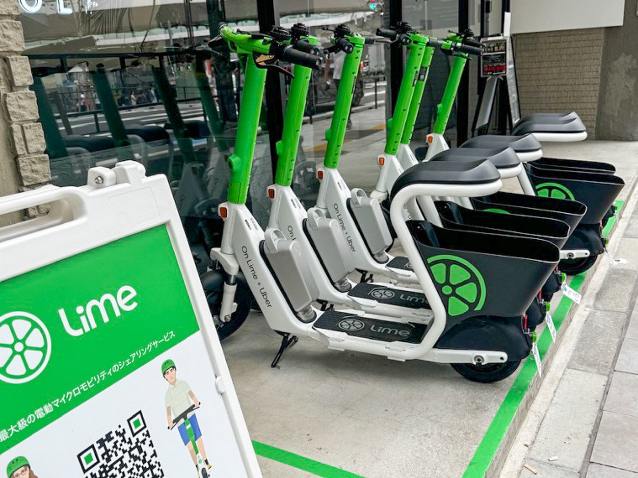 東京・渋谷に並ぶLimeの着座型キックシート。筐体にはLimeに出社するUberの名称も見える