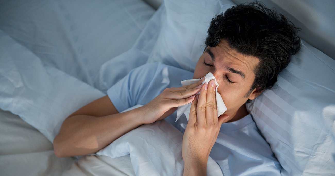 夜に「鼻づまり」で眠れなくなるのはなぜ?原因と対処法を医師が解説