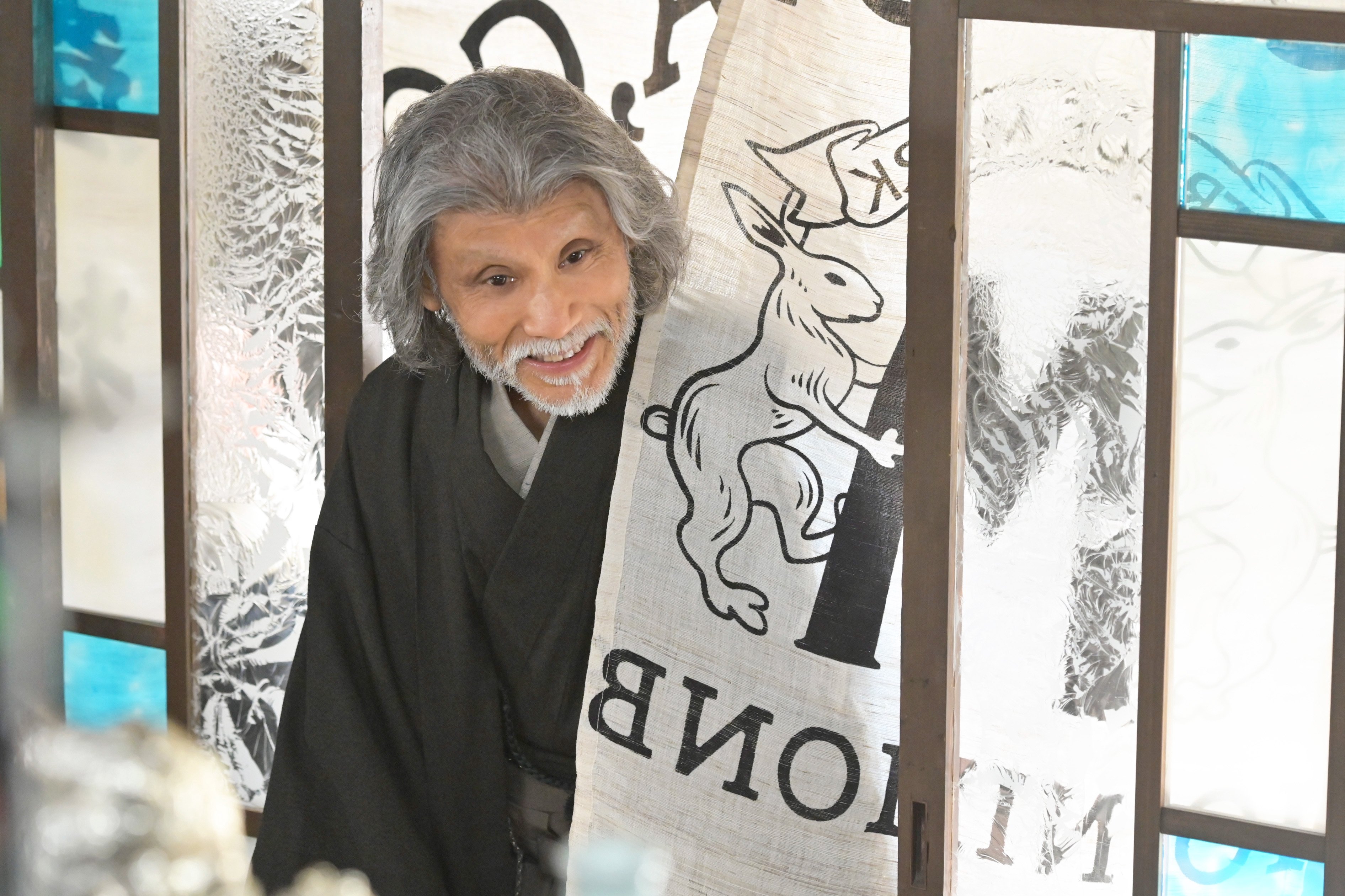 Aぇ！佐野晶哉、メガネ姿で登場！金田一耕助みたいな「くしゃくしゃ髪」に胸がザワつく〈風、薫る第11回〉