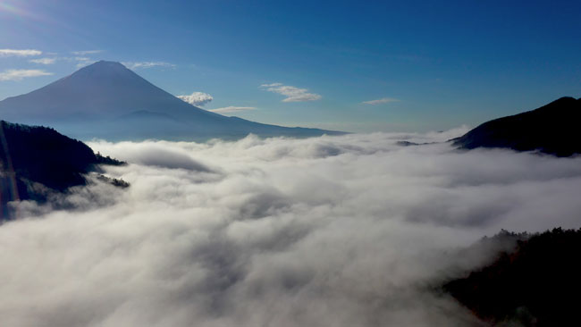 空から見た雲海と富士山
