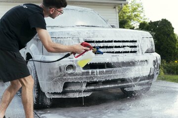 アメリカンドリーム実現へ「車をピカピカに磨く」若者たち