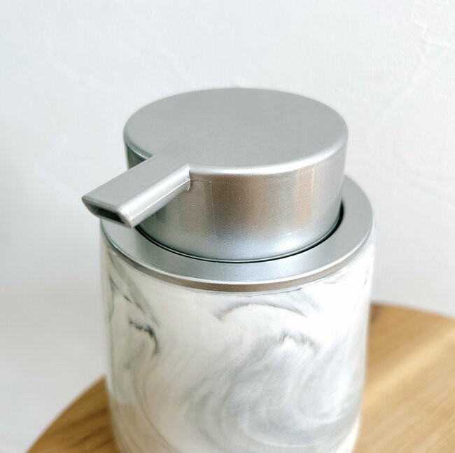 家中のハンドソープ入れにしたい…!ニトリの“高級感たっぷりボトル”がまるでホテルみたい!「友人宅のマネして買いました」「洗面所がおしゃれになった」