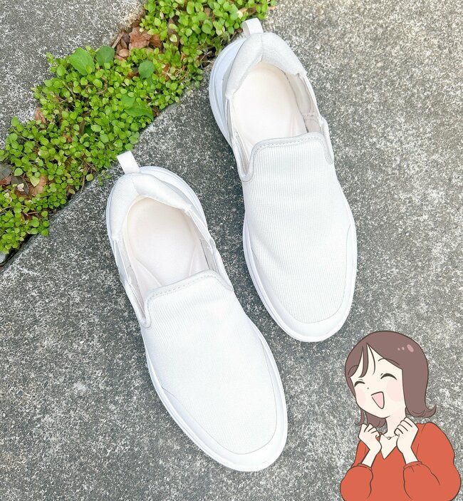 もう普通のスニーカーに戻れない…！ワークマンの「雲の上みたいなシューズ」立ったまま履けて、ふんわり歩けちゃうの！