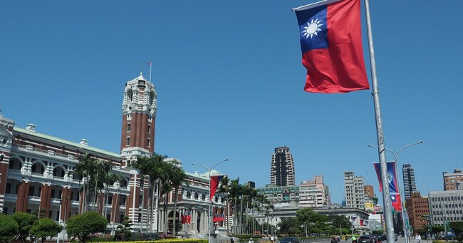 台湾総統選は「緑藍接戦」、民進・頼氏の「逃げ切り」を脅かす国民・侯氏急伸の理由