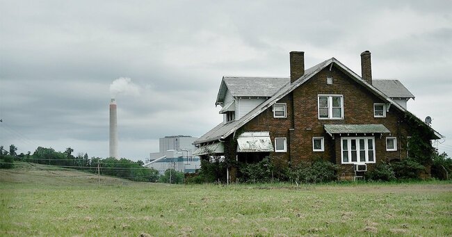 遠のく米石炭発電所の閉鎖、停電回避か環境か