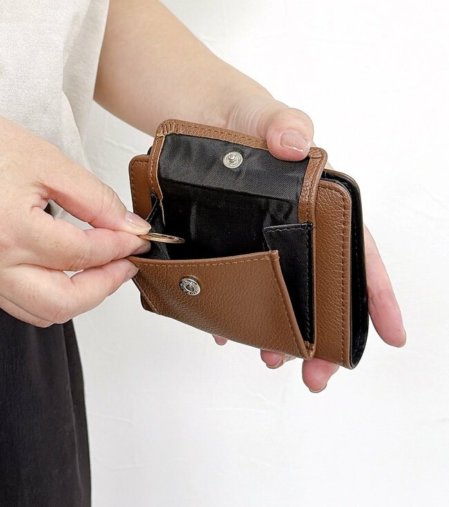 【ワークマン】「胸ポケットに入る」980円の“スリムな財布”小銭が取り出しやすくて便利！「よく考えられている商品」「主人も喜びました」《購入レビュー》