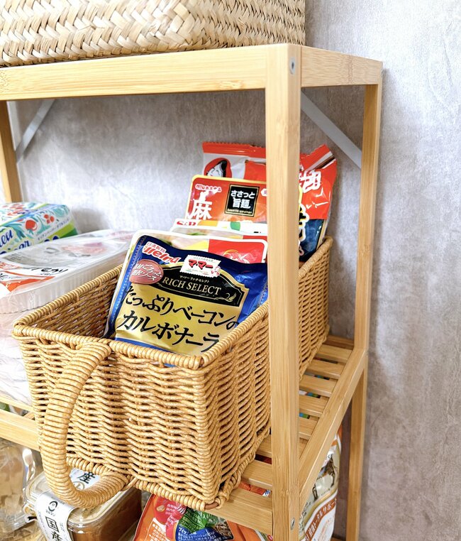 「玄関回りもすっきり」「収納性バツグン」無印良品の“おしゃれ収納ラック”漫画が120冊も収納できて便利！「どこにも置きやすいサイズ」【購入レビュー】