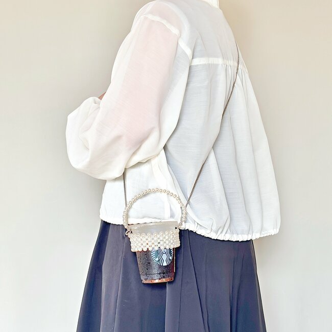 コーヒーやフラペチーノを手ぶらで持てて感動…！3COINSの「天才が考えたアイテム」荷物が多い日に大助かりです！《購入レビュー》