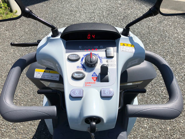 『セニアカー』のダッシュボード。走行速度はダイアル式で調整し、最大で時速6km