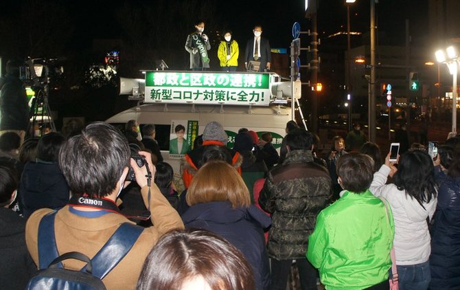 「新型コロナ対策に全力!」の選挙カーの周りに人だかり、小池知事は熱弁