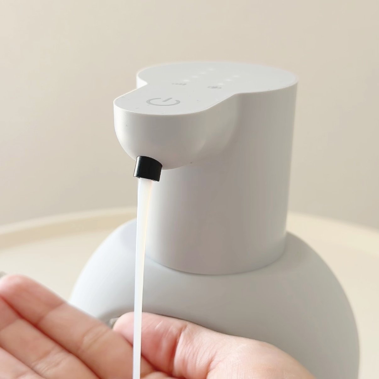 壁掛けもできるなんてすごい!3COINSの「自動で出てくるディスペンサー」プチプラ価格でゲットできて嬉しい!