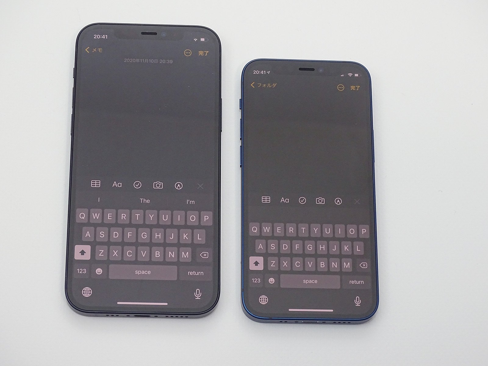 左は6.1インチのiPhone 12。ソフトウェアキーボードはiPhone 12 miniの方がやはりサイズがやや小さい