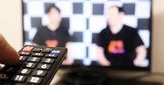 テレビで「いじる」ことの危険性、人気作家が指摘する「いじり」が差別と同調圧力を生む理由