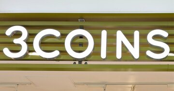 3COINSの「荷物がたっぷり入るショルダーバッグ」ペットボトルを立てて収納できて便利！シンプルだから長く愛用できそうです！《購入レビュー》