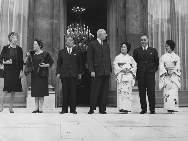 1962年に渡仏した池田勇人首相とフランスのシャルル・ド・ゴール大統領