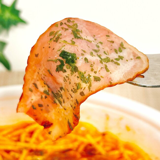 「ボリュームあるのにお得」「夫のお気に入り」ファミマの“500g超え特盛パスタ”でお腹はち切れそう…！「ガーリック効きすぎや」