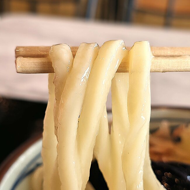 「神かもしれない」「ガチうまかった」丸亀製麺の“豪快すぎるメニュー”具材がドーンとのってて笑っちゃった！「めちゃくちゃ大っきくて嬉しい」【実食レビュー】