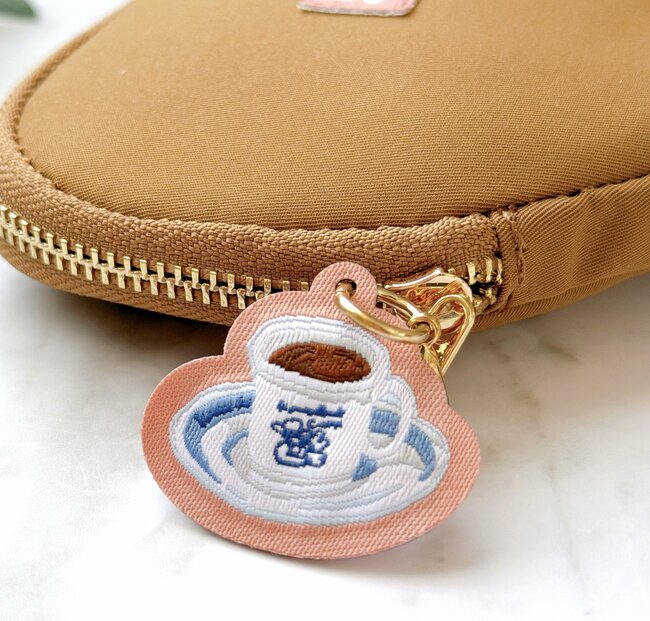 ミニ財布にちょうどいい…！コメダ珈琲の「ポーチ付きエコバッグ」が可愛すぎる！コーヒーカップのチャームにも一目惚れ！【購入レビュー】