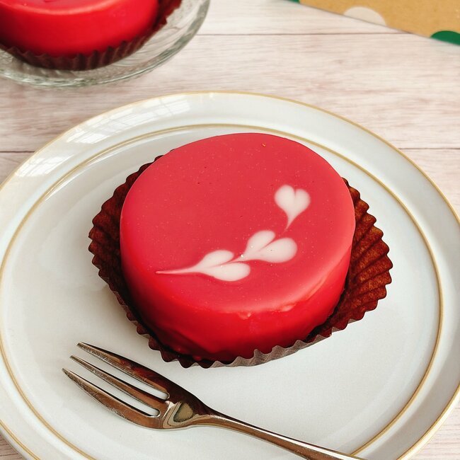 「スタバのケーキで1番好きかも」スターバックスの“華やかスイーツ”ひと口の幸福感がスゴいんです!「ずっと置いててほしい」「ご褒美にぴったり」