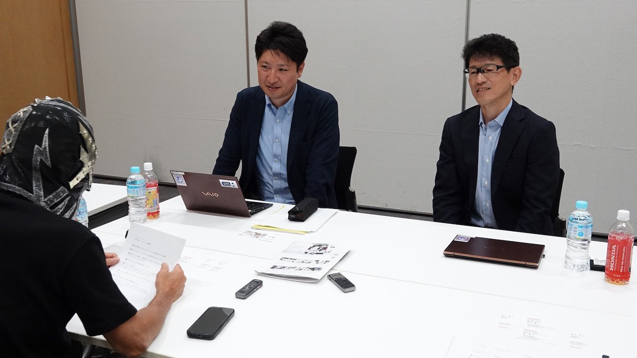 本田技研工業 四輪開発本部 完成車開発統括部 LPL室　LPL チーフエンジニア　諫山博之さん（右）、本田技研工業 統合地域本部 日本統括部 国内四輪営業部 商品企画課　主任　岡田優大さん（中）