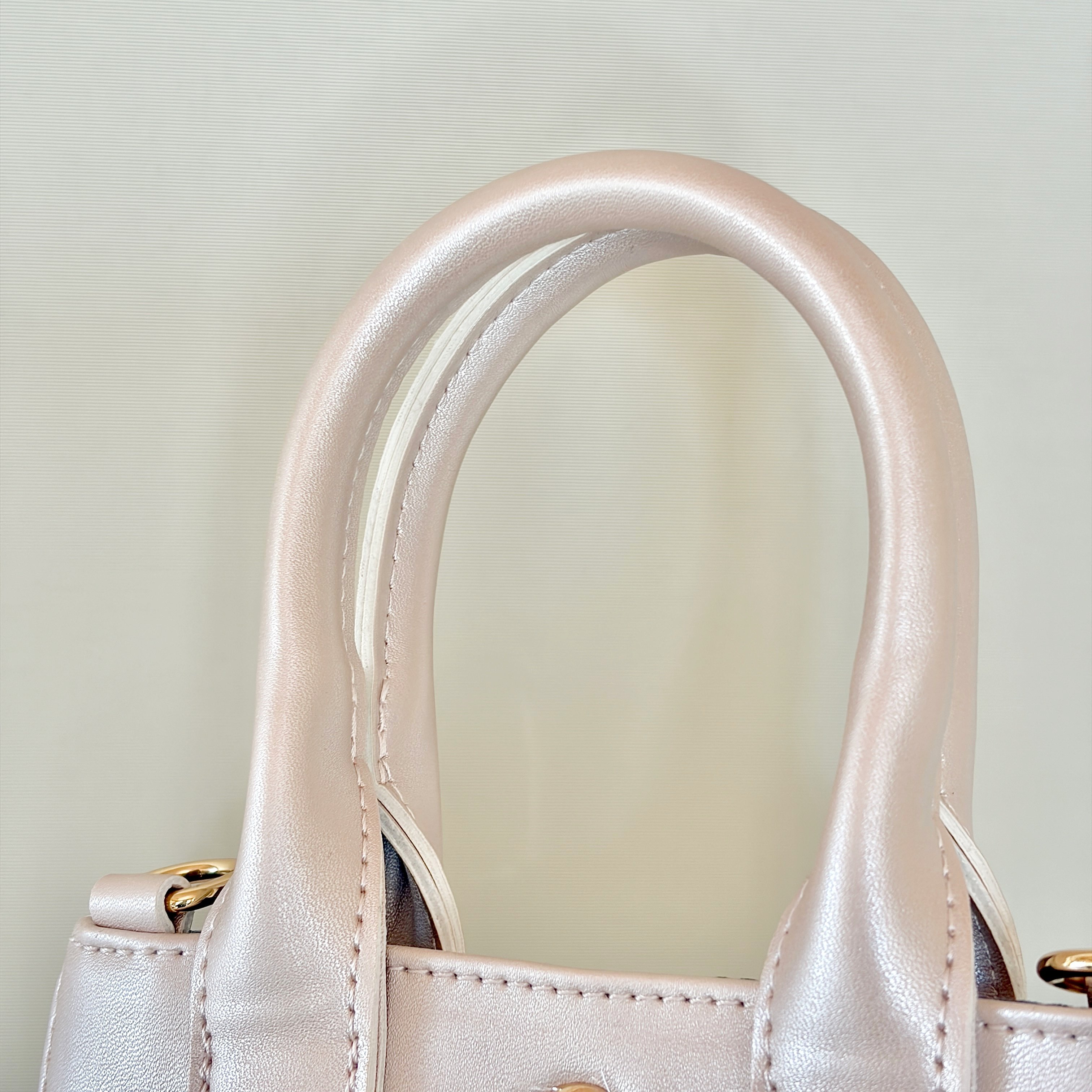 「かわいすぎんか？」「絶対ほしい」スタバの“カップみたいなショルダーバッグ”が素敵すぎる！「これから毎日使います」