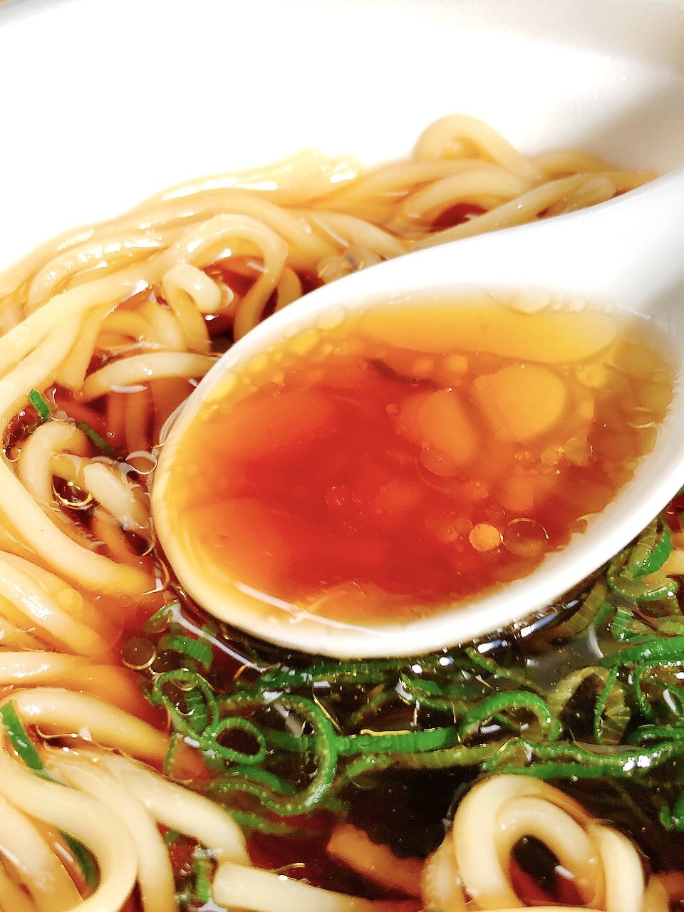 思わず二度見した…!ローソンの「具なしラーメン」鶏油だくだくスープがウマすぎるよ!