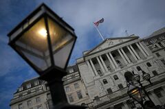 英市場の混乱、忍び寄る政治・経済危機