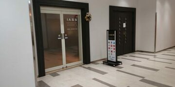 成田空港の「IASS エグゼクティブ ラウンジ 2」は、クレジットカード提示で使える空港ラウンジなのに、ビールやハイボールが1杯目は無料＆広くて快適！
