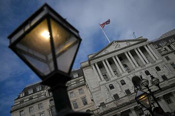 英市場の混乱、忍び寄る政治・経済危機