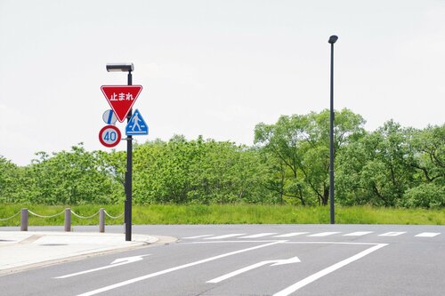 【交通ルール検定】左折しながら右車線に入ったら違反？「一方通行に激似」の要注意標識は？