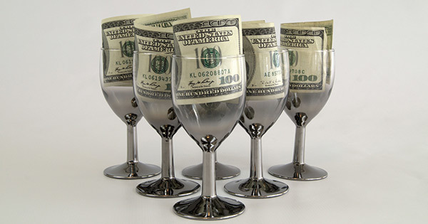 ワイングラスと紙幣